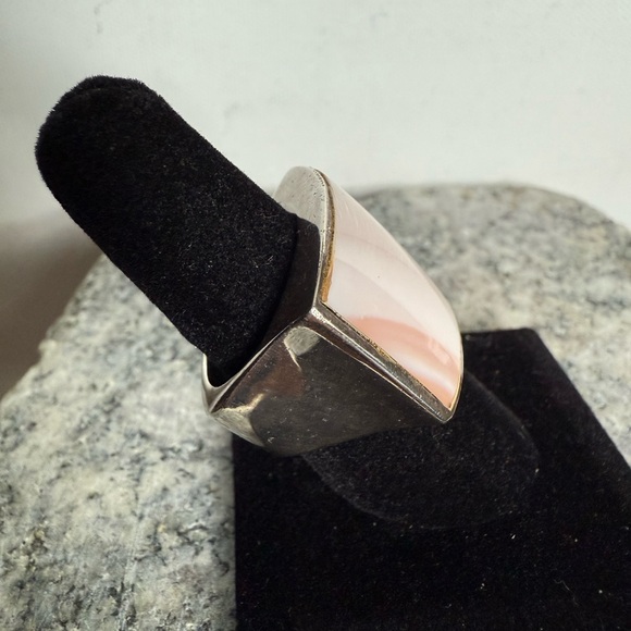 Elegant Mother of Pearl Sterling Silver Ring - Picture 2 of 13